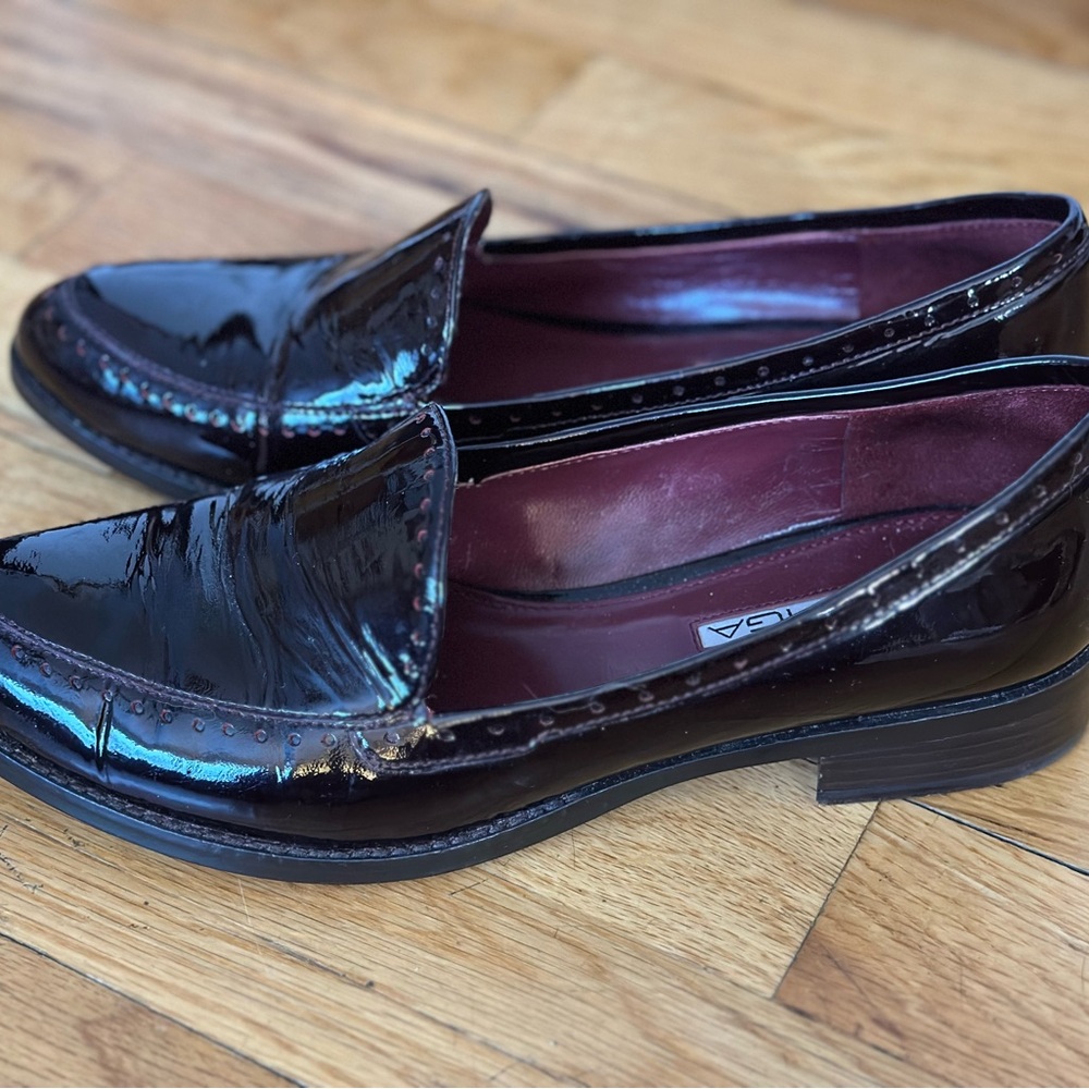 Via Spiga Patent Leather Loafers Sz 6 Beautiful Stylish slip on shoes Cabernet